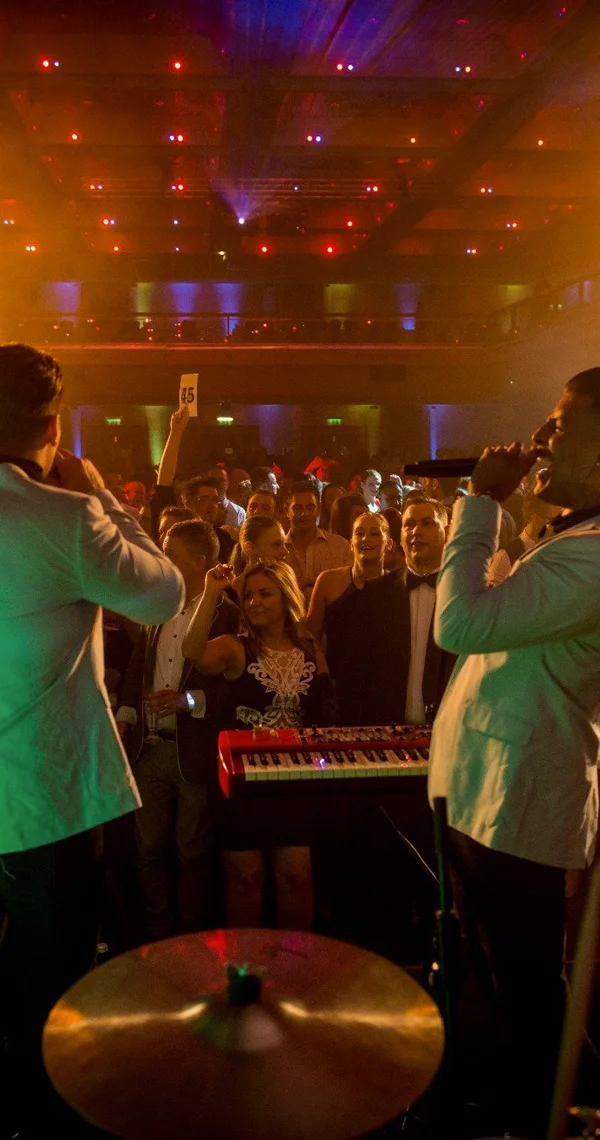 Hire a party band for your birthday, bar mitzvahs or celebration of any kind in Chicago, IL